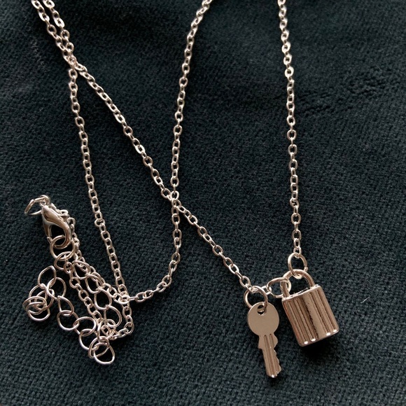 Silver Mini Key Padlock Clavicle Necklace - Picture 4 of 5